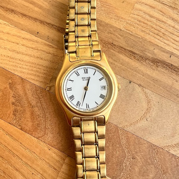 Vintage Seiko ladies round gold tone dress watch NEW BATTERY